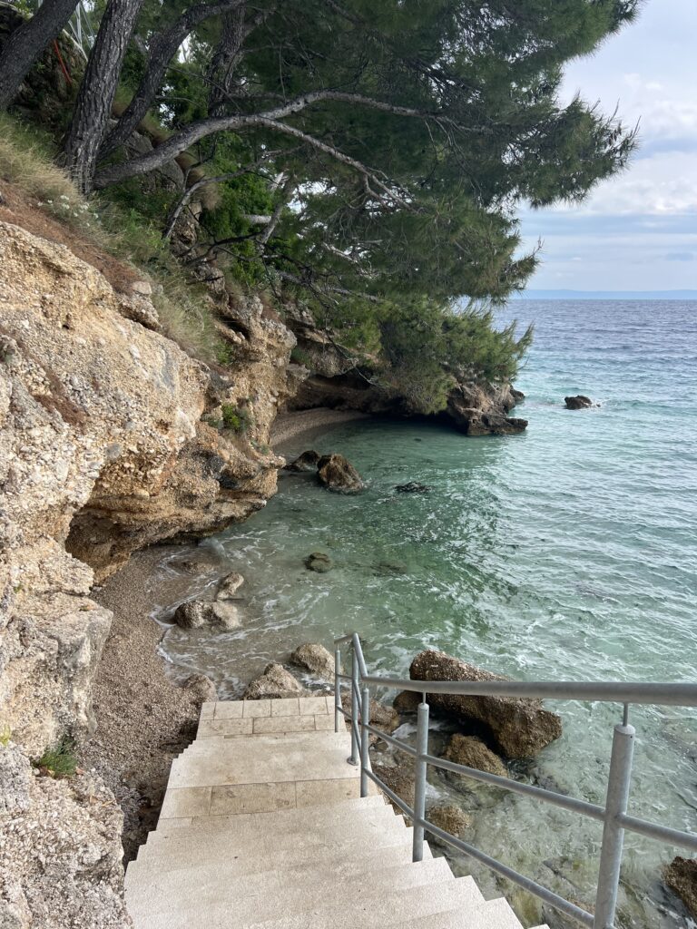 Promenade en bord de mer à Brela  