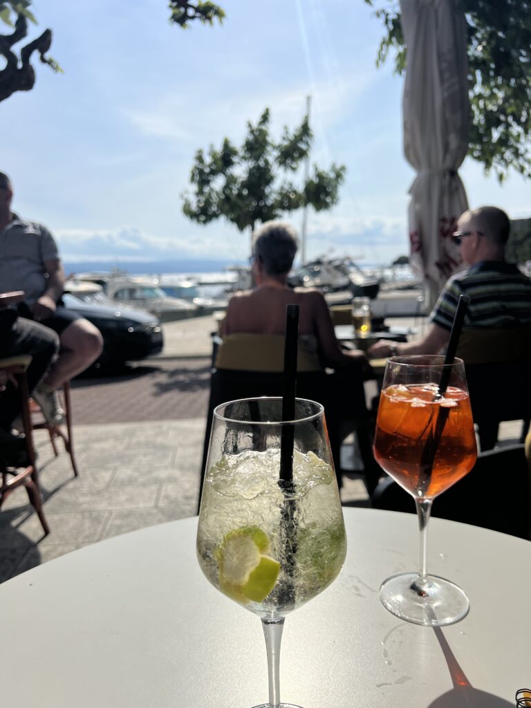 Boire au bord de la mer